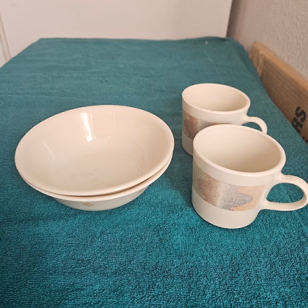 Corelle in Mirage pattern , 2 cups & 2 bowls SALE!